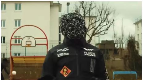 Маскиран певец от Висшата лига