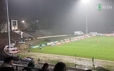 Проливен дъжд се изсипа над стадион Александър Шаламанов в Овча