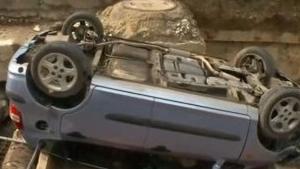 Кола падна в дълбок изкоп в Пловдив   На място се