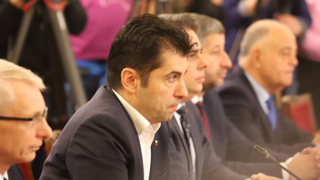 Кирил Петков на преден план с представители на коалицията "Продължаваме Промяната"- "Демократична България"