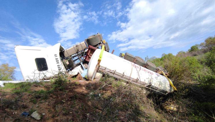 а - Цистерна със спирт се преобърна край Свиленград