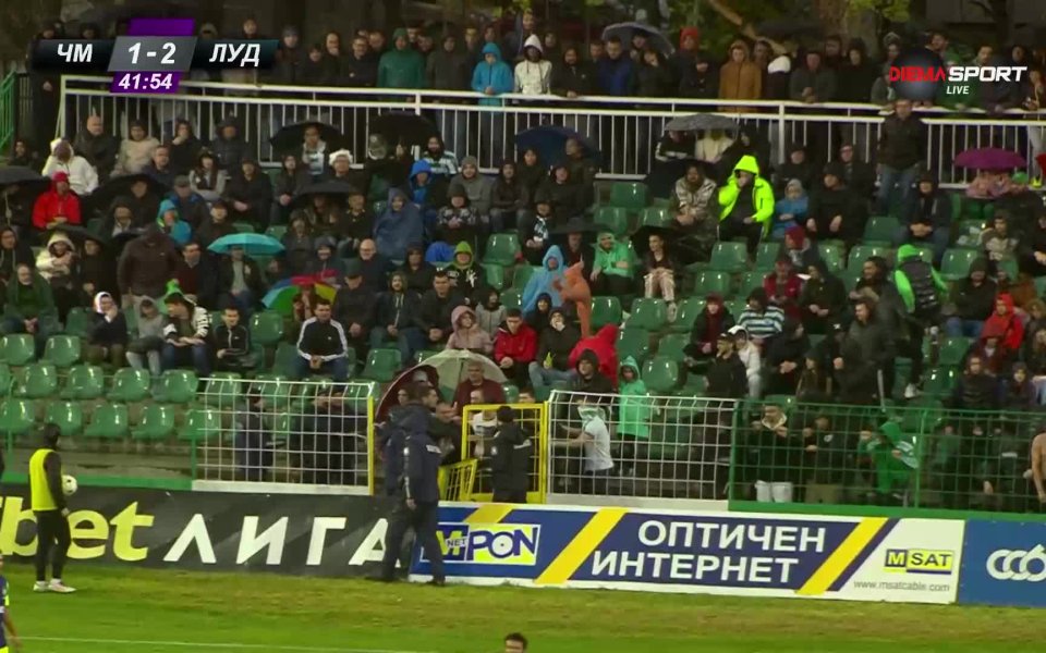 В края на първото полувреме по време на първия полуфинал