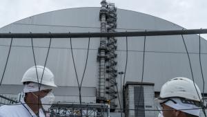 Защитният саркофаг на атомната електроцентрала в Чернобил в разкъсваната от