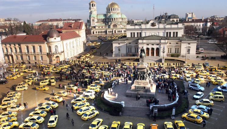 таксита - Удрят такситата с 550 лева, спират им облекченията