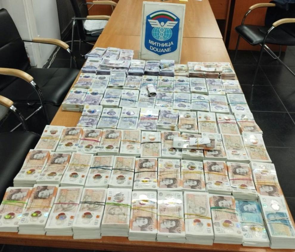 Откриха недекларирана валута за 475 774 лева при проверка на
