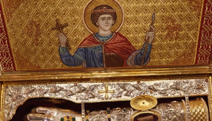 Мощите на Свети Георги - ЧУДЕСА И ВЯРА: Десницата на Св. Георги изцери парализирано дете