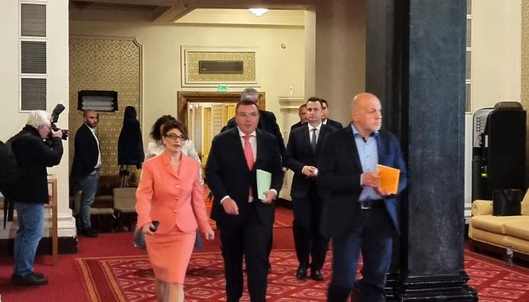 а - УСЛОВИЕ: ГЕРБ-СДС искат от ПП-ДБ да представят структура и състав на Министерски съвет до неделя