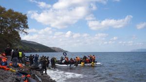 Десетки мигранти загинаха при потъване на гумена лодка край бреговете