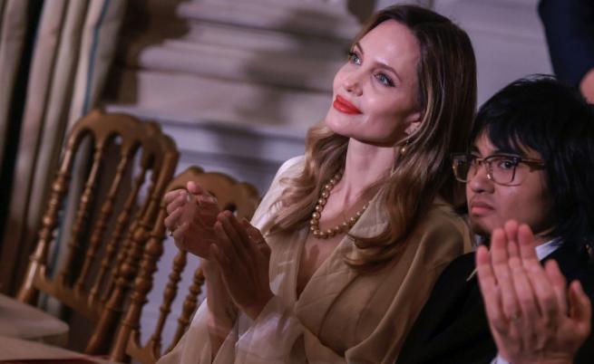  Актрисата Анджелина Джоли беше в листата на близо 200 известни персони, които бяха измежду гостите, поканени на тържествената вечеря в Белия дом. 