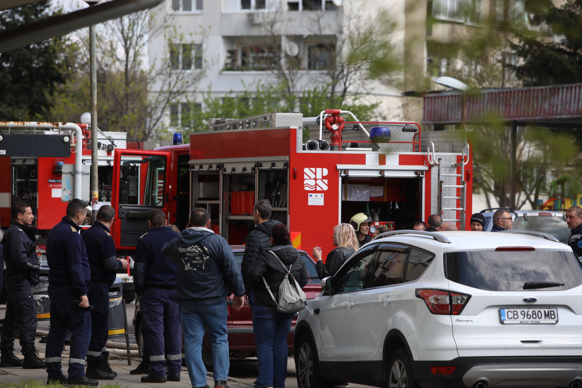 <p>Пожар избухна в жилищен блок в ж.к. Връбница 2 в София.</p>