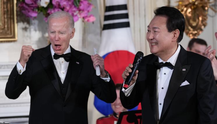 a - СКРИ ИМ ШАПКАТА! Южнкорейският президент възхити всички на тържествена вечеря с Байдън, хвана микрофона и запя (СНИМКИ и ВИДЕО)