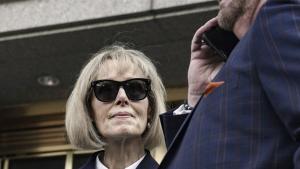 Бившата журналистка и писателка Елизабет Джийн Карол заяви пред съдебни