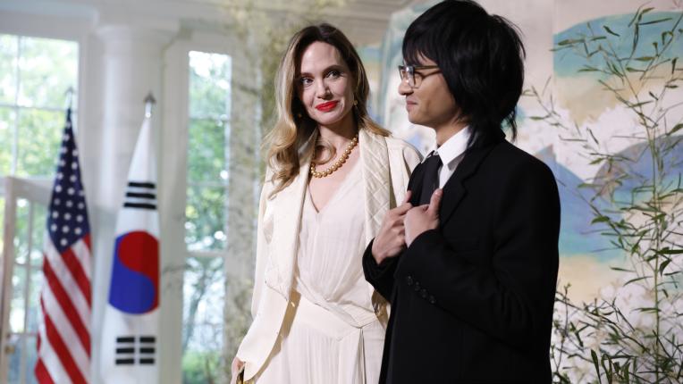  Анджелина Джоли и Мадокс на публична вечеря в Белия дом 