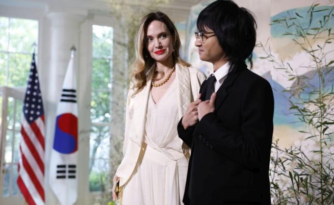 Стилни в Белия дом: Анджелина Джоли сияе до сина си Мадокс (СНИМКИ)
