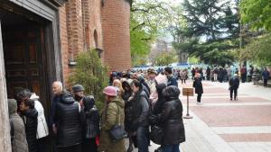 Стотици граждани чакат на опашка пред столичния храм Света София