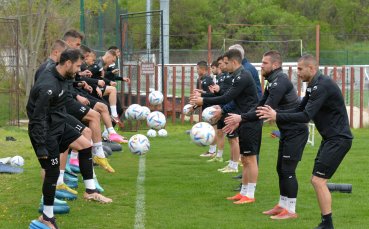 Група от 20 футболисти определи старши треньорът на Славия Златомир