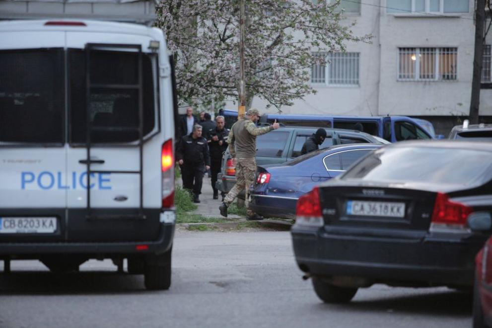 Задържаният мъж в столичния квартал Люлин е издирван заради влязла