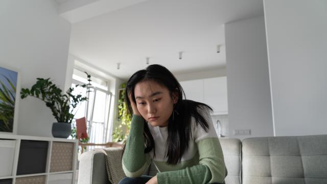 Китайка се съблече насред оживена улица, за да отмъсти за изневяра