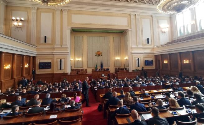 Предложение, свързано със заплатите на депутатите, предизвика спор в пленарната зала