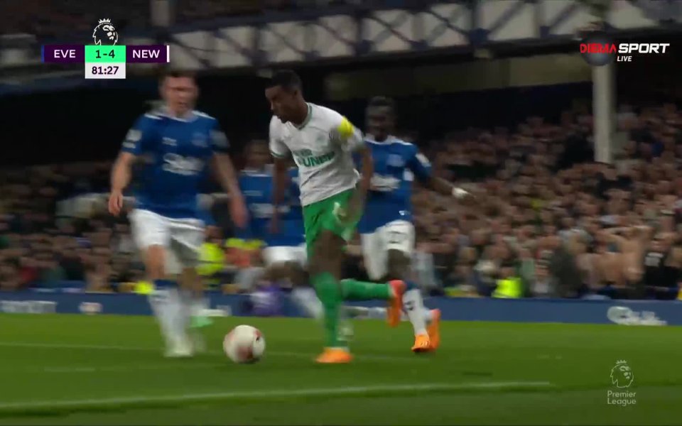 Нападателят на Нюкасъл Александър Исак демонстрира невероятна техника срещу Евертън