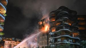 Седем души пострадаха при голям пожар в луксозен жилищен комплекс