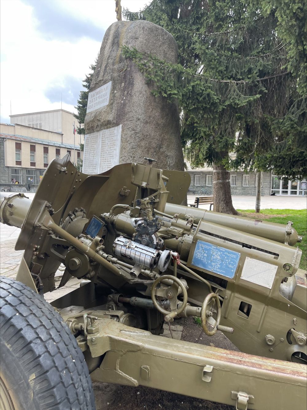 Преди въстанието в Батак<strong> живеят между 8000 и 9000 души</strong>, а след това<strong> остават само 1200</strong>. А<strong> селото бива изгорено до основи.</strong>