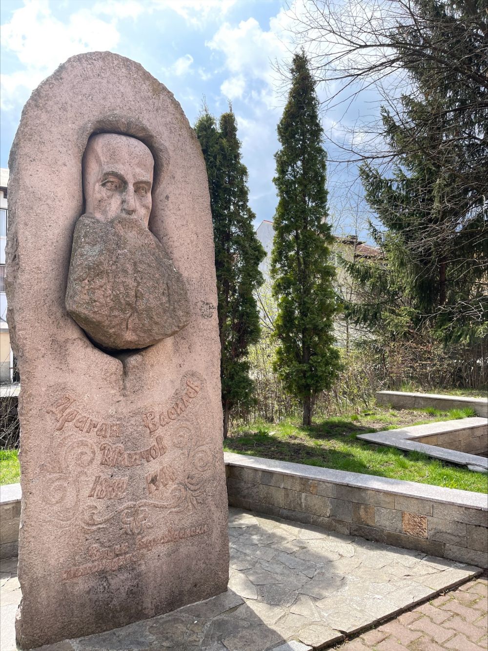 След пристигането си <strong>журналистът </strong>започва да се рови из документи и дописки, <strong>за да разбере точно какво се е случило</strong> и да предаде цялата информация на <strong>вестник „Дейли Нюз“.</strong><br>
<br>
► <strong>Паметник </strong>на Драган Василев Манчов