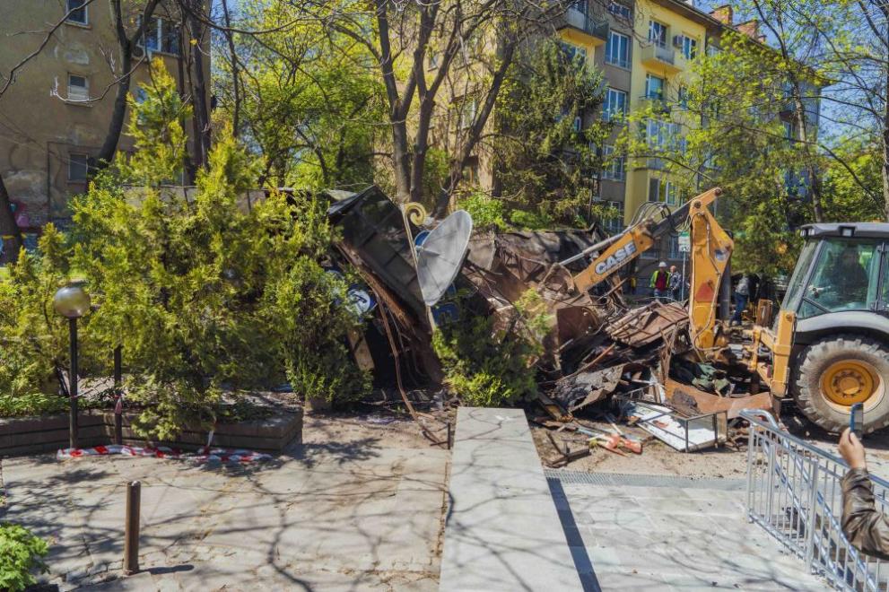 Премахнат е незаконен павилион на тротоара на ул. Иван Асен