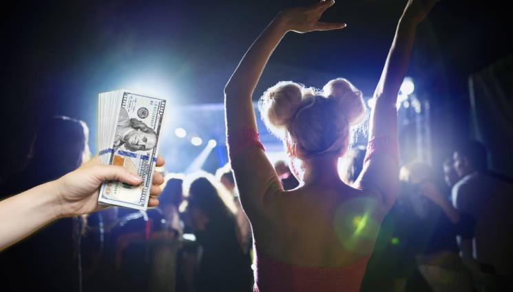 дискотека проститутка - СКАНДАЛ: Звезден фолкпевец склонявал фенки да се продават!