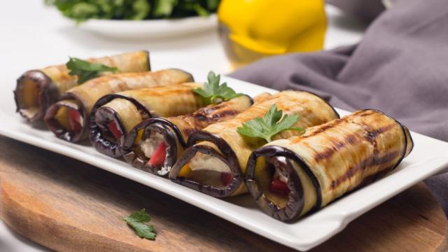 Вкусна идея: Рулца от патладжан с крема сирене и риба тон