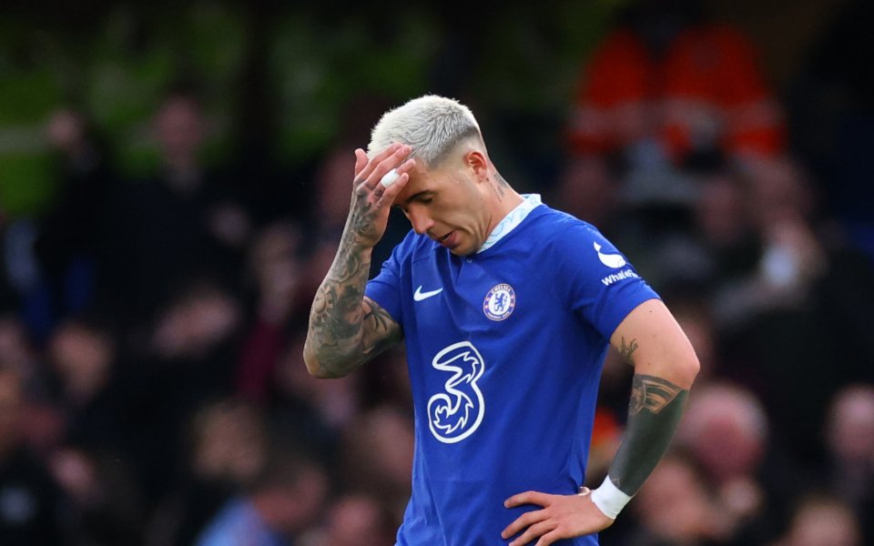 Трудностите в Челси продължават, като представянето на терена не се