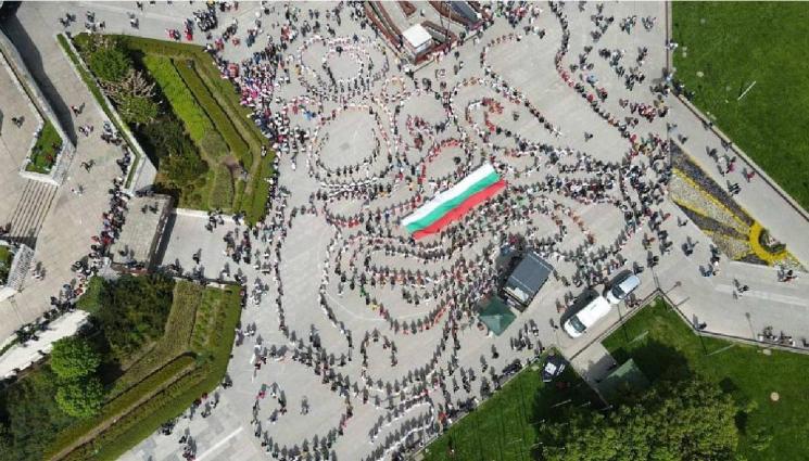 хоро - Рекордно хоро се изви в столицата (ВИДЕО)