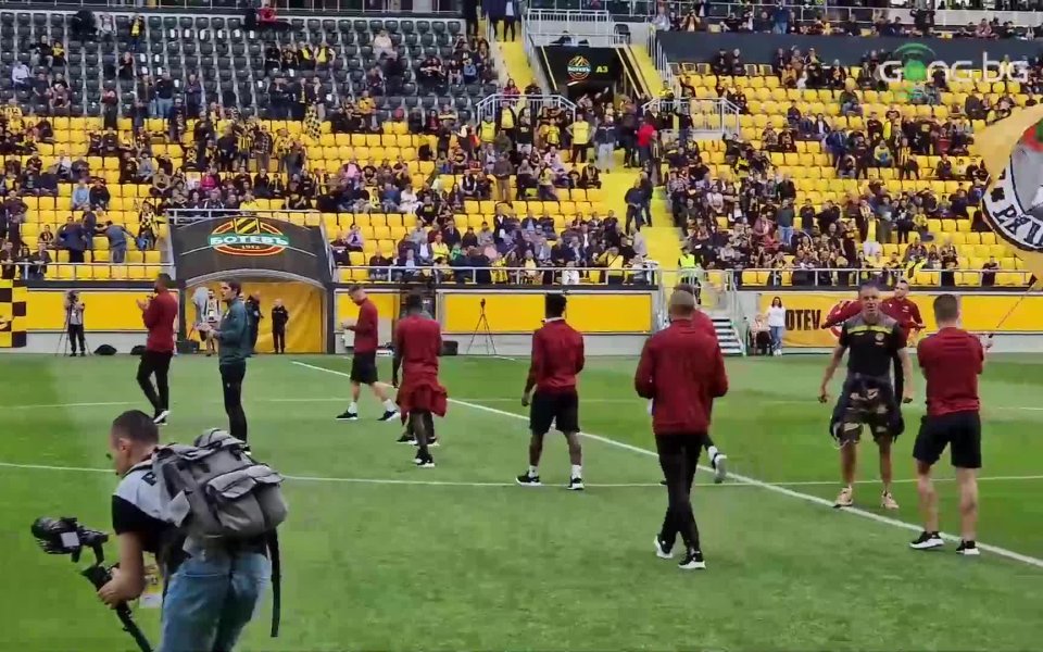 Футболистите на Ботев Пловдив пристигнаха на стадион Христо Ботев и