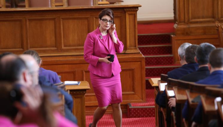 Десислава Атанасова - ГЕРБ видя два варианта за кабинет