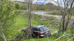 Автомобил падна в дере на Подбалканския път За щастие няма пострадали