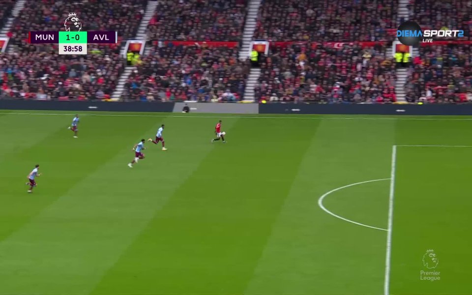 В 39-а минута Маркъс Рашфорд получи пас зад защитата и