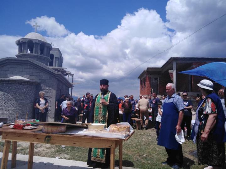  Отец Георги Танчев също се включва в акцията по набиране на средства за храма.  