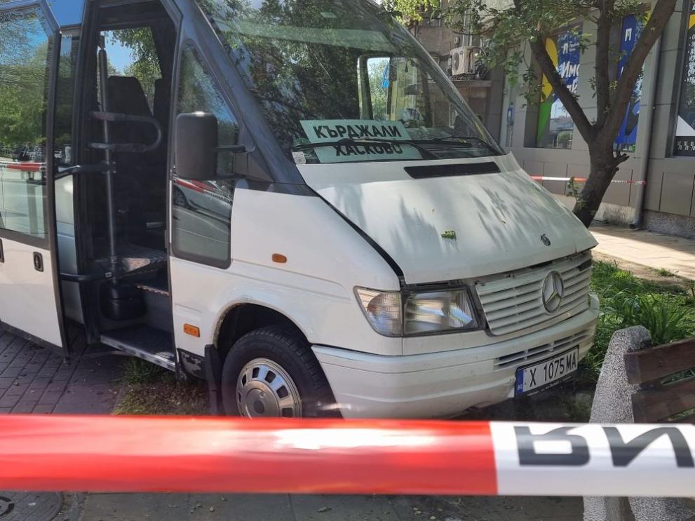 Автобус, превозващ пътници по направлението Кърджали – Хасково катастрофира на