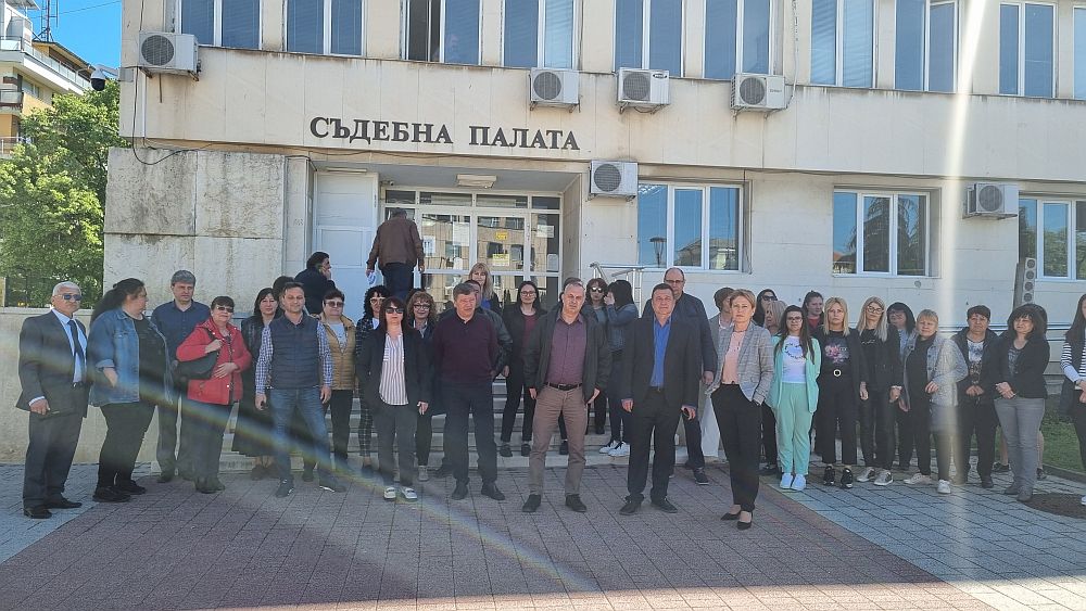  Служители на Прокуратурата в Търговище се събраха пред сградата на Съдебната палата, за да подкрепят главния прокурор Иван Гешев и институцията.