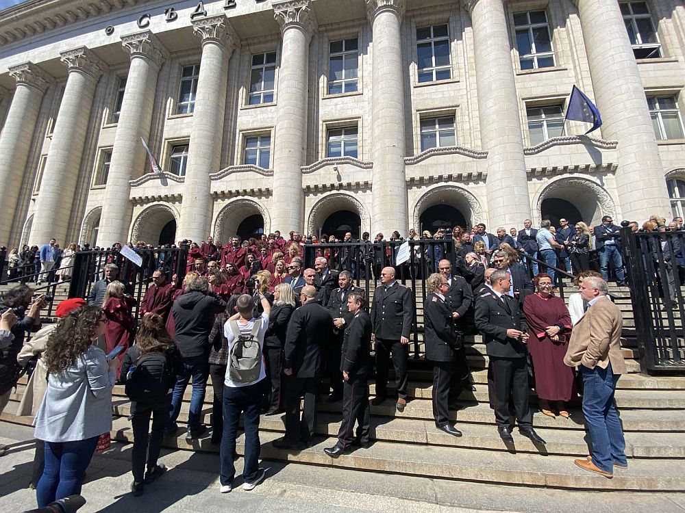 Магистратите се събраха пред Съдебната палата в София