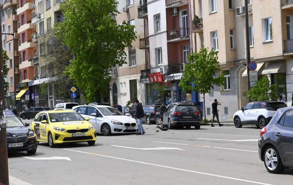 Две коли се удариха близо до бул. Витоша в София.