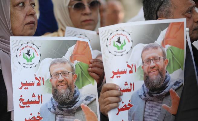 Протестиращи след смъртта на палестинския член на Ислямския джихад Хадер Аднан в израелски затвор.