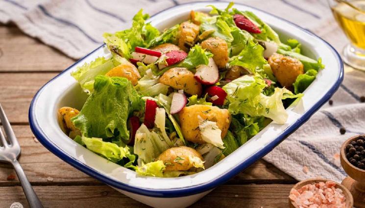 рецепти - Гответе с matekitchen.com: Апетитна и питателна зелена салата с пресни картофи и репички (ВИДЕО)