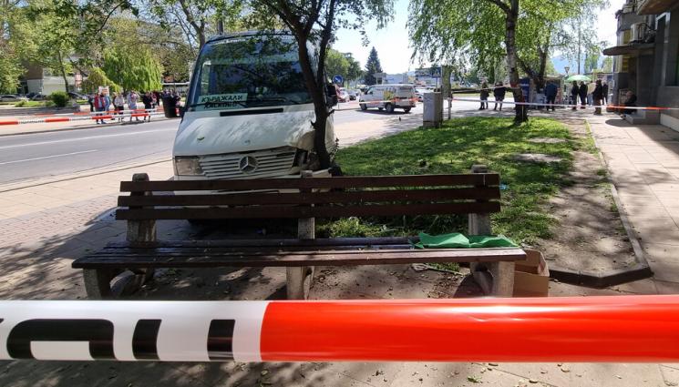 катастрофа - УЖАС НА ПЪТЯ: Автобус катастрофира на автогарата в Кърджали