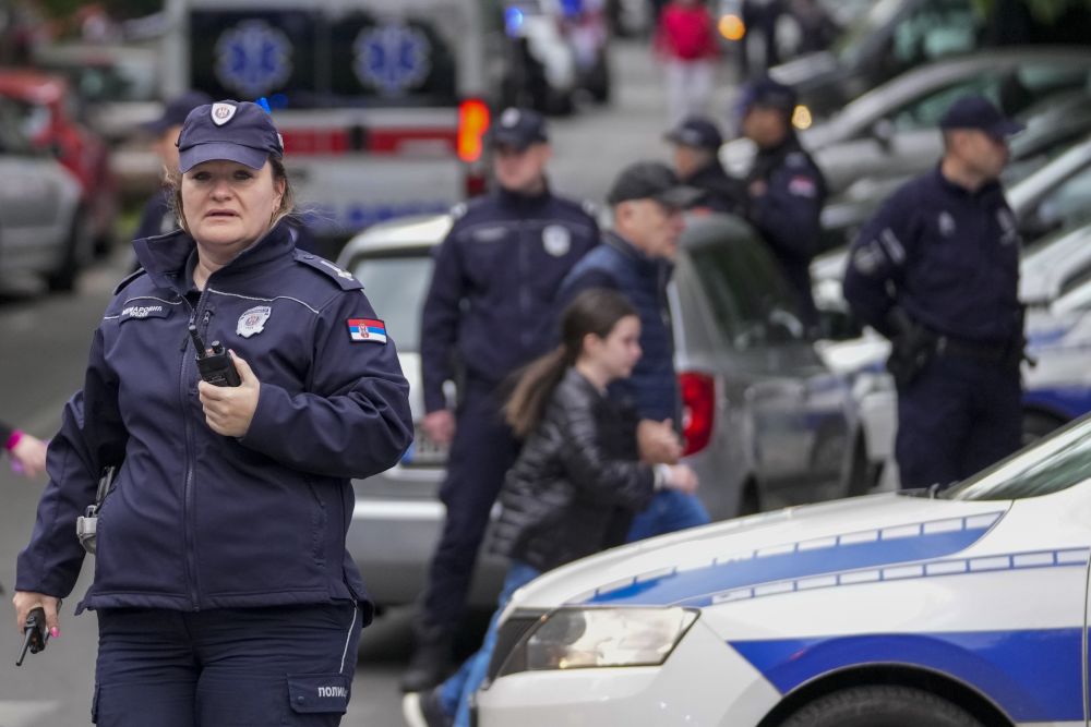<strong>Втората дежурна ученичка</strong> е с <strong>огнестрелни рани в краката. </strong>Полицията в Белград съобщи, че е получила сигнал за стрелба в основното училище 