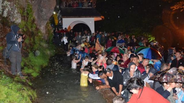 Нощта на изцелението: Магичната вода на Дамбалъ лекува само един ден в годината (СНИМКИ)