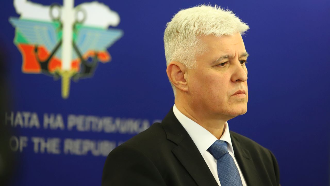 Министърът на отбраната с коментар за сигнала за отвличане на самолета за Тел Авив