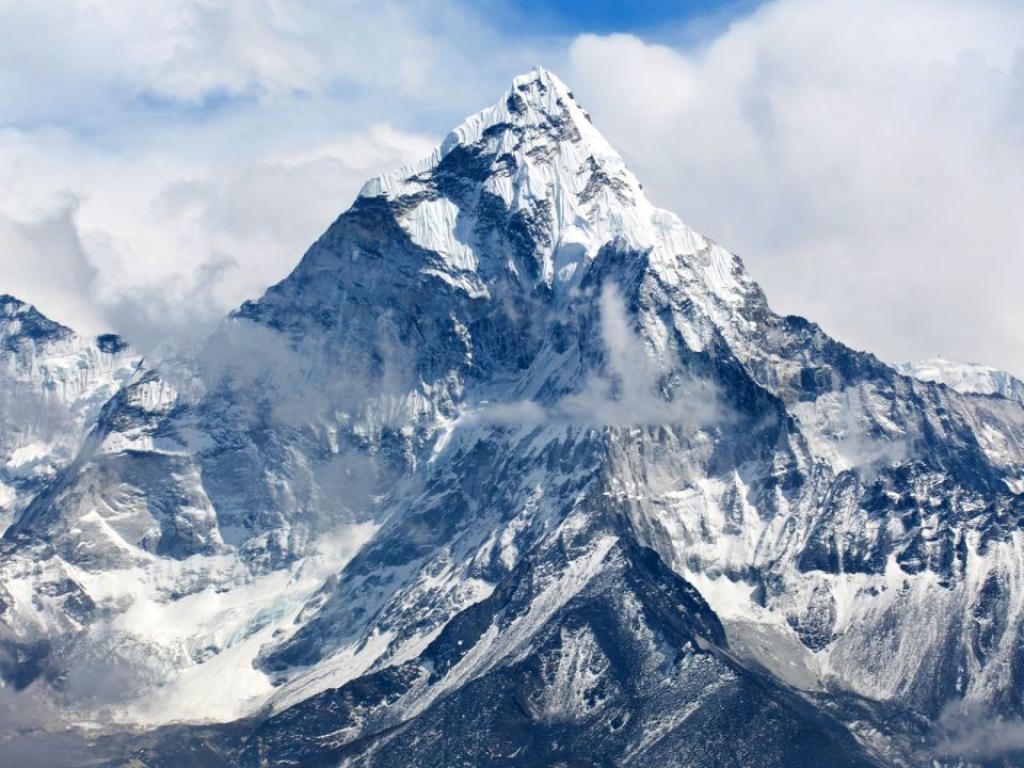 Култовата слава на Еверест като най опасния връх в света се