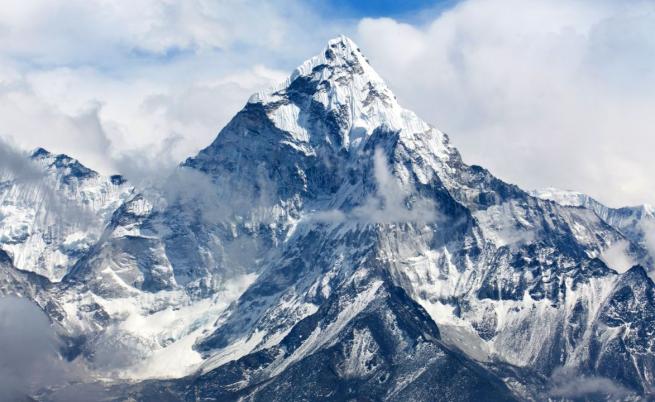 След като слънцето над Хималаите залезе: Какофония от зловещи звуци изригва дълбоко от Еверест