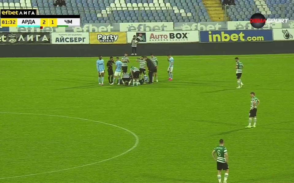 В 82-ата минута директен червен картон получи Умар Сако от състава